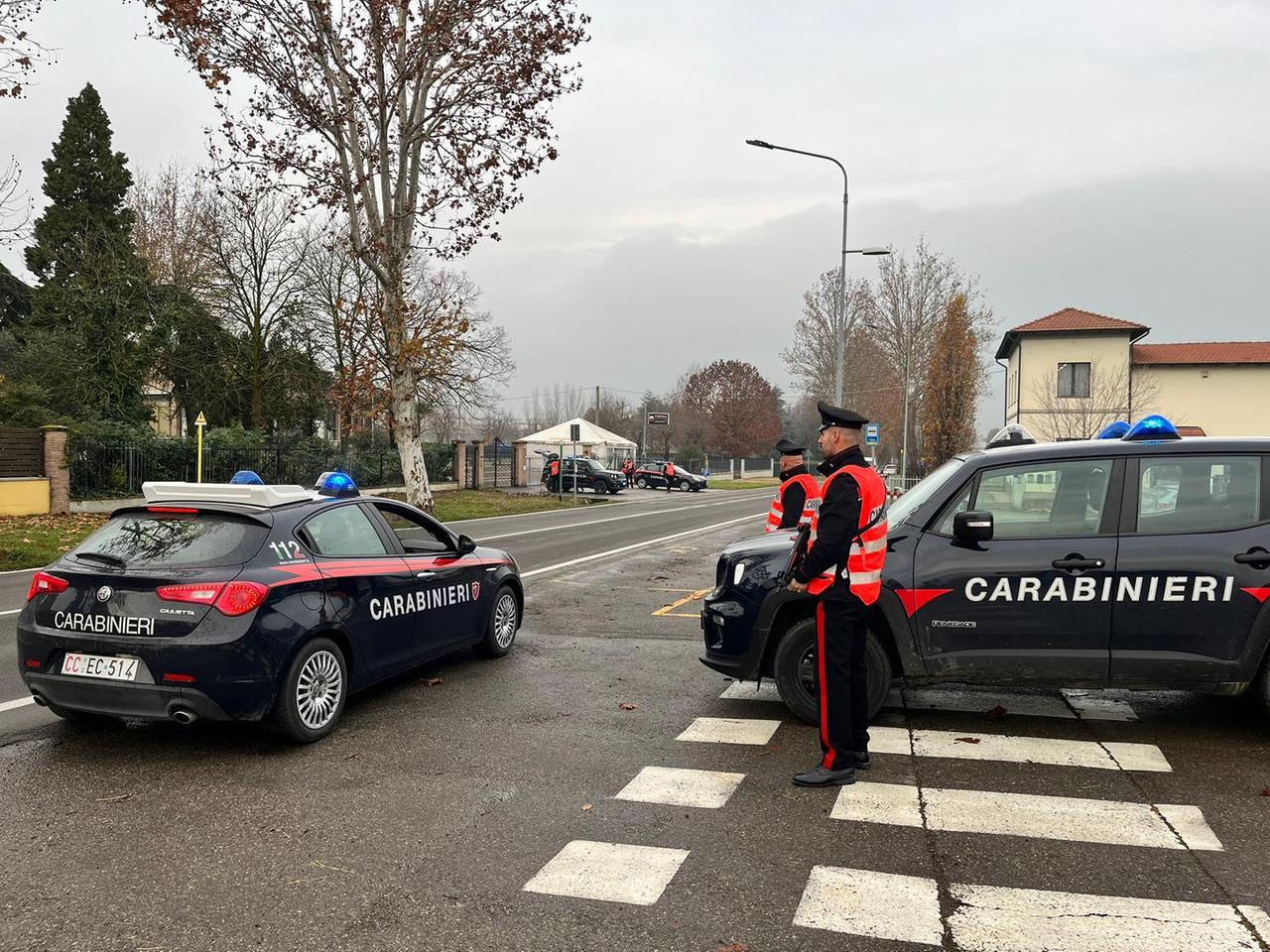Senza patente, vede i carabinieri e fugge a 100 all’ora: è la terza volta che viene beccato