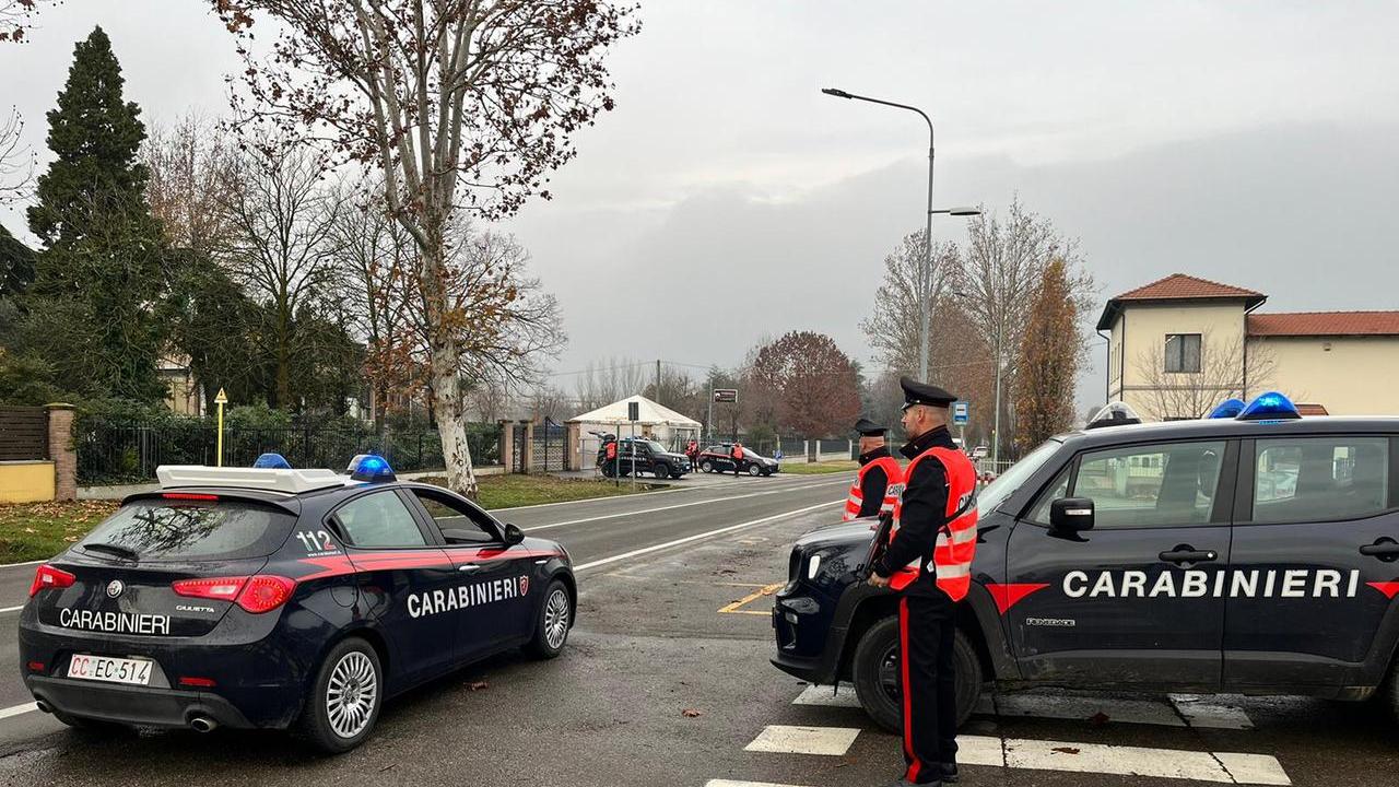 Senza patente, vede i carabinieri e fugge a 100 all’ora: è la terza volta che viene beccato