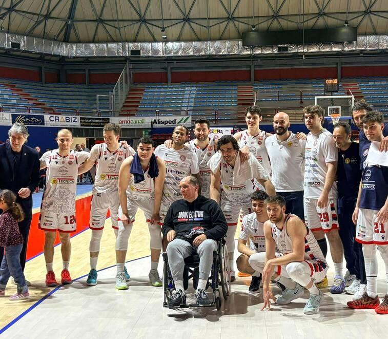
	Paolo Paolini insieme alla squadra della La T Gema

