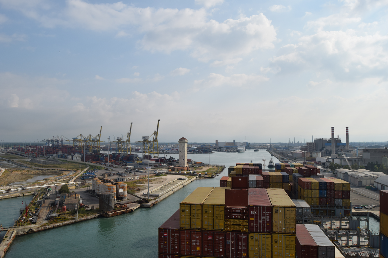 Livorno, il Tar azzera i vincoli paesaggistici in porto: «Sulle banchine decide l’Authority»