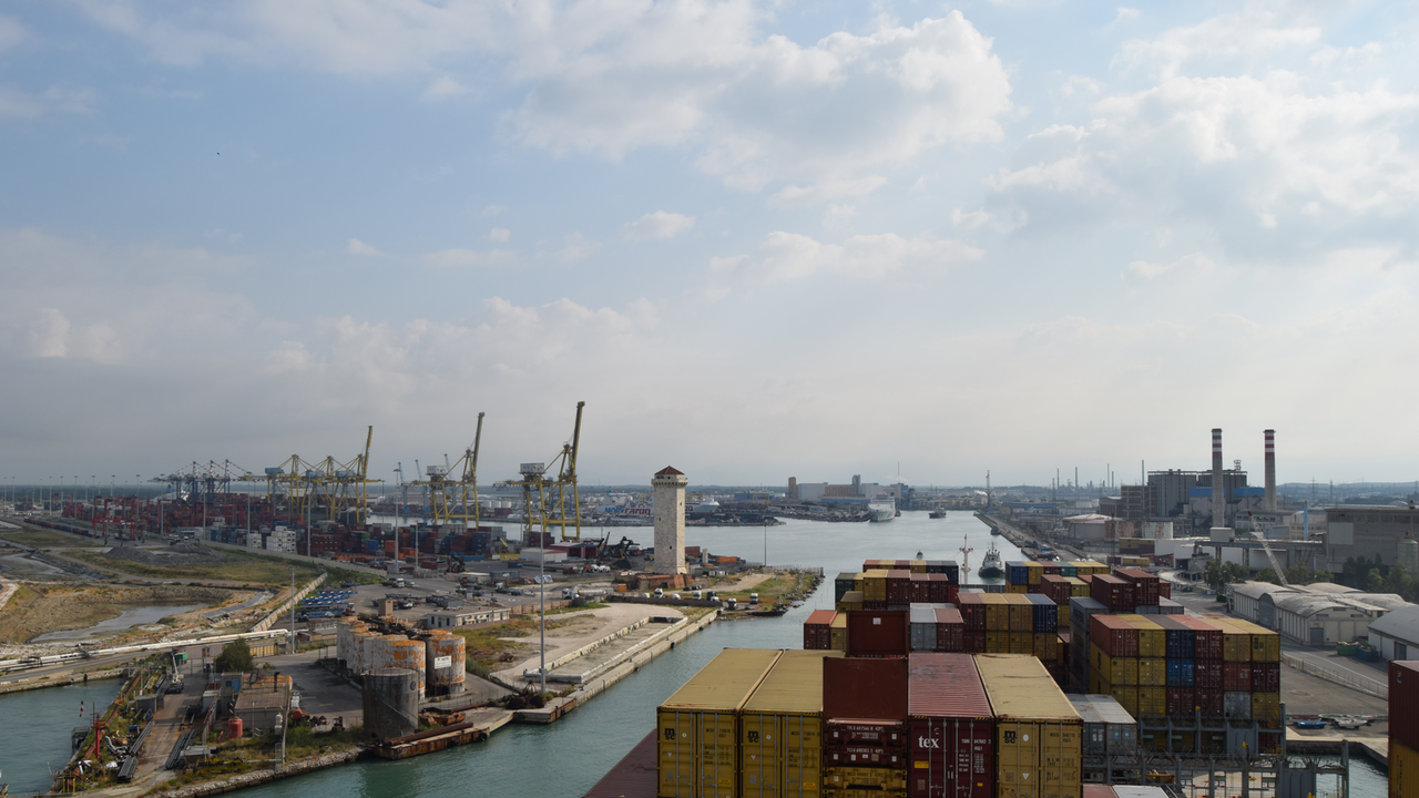 Livorno, il Tar azzera i vincoli paesaggistici in porto: «Sulle banchine decide l’Authority»