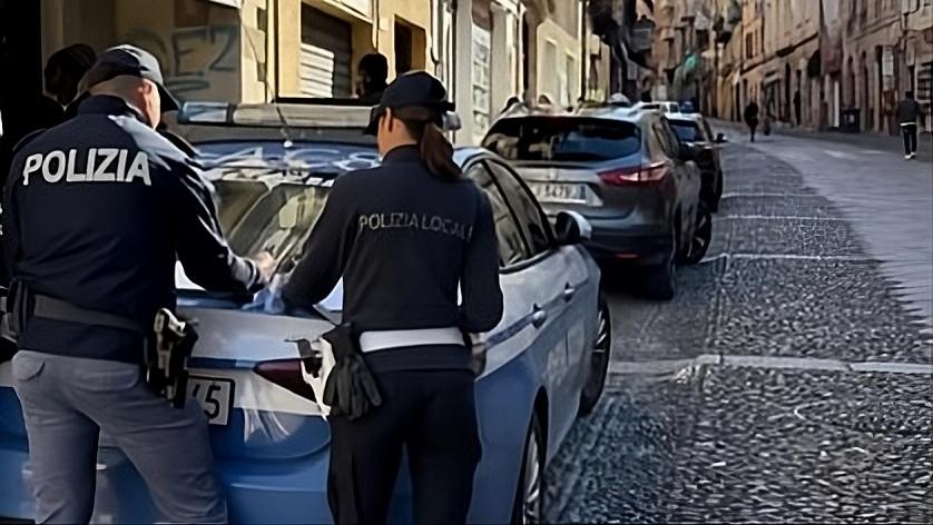 Sassari, evade di casa, arriva la polizia e il padre gli telefona: lo fermano per multarlo poi scattano le manette