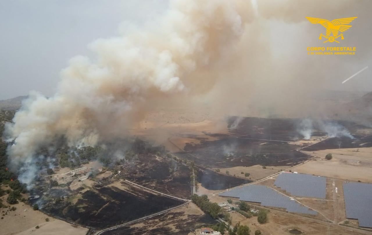 Il fuoco minaccia un mega impianto di pannelli fotovoltaici: 4 elicotteri in volo