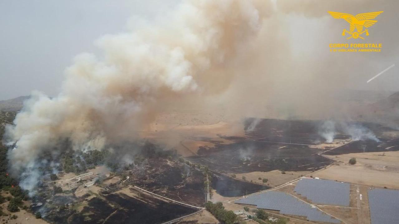 Il fuoco minaccia un mega impianto di pannelli fotovoltaici: 4 elicotteri in volo