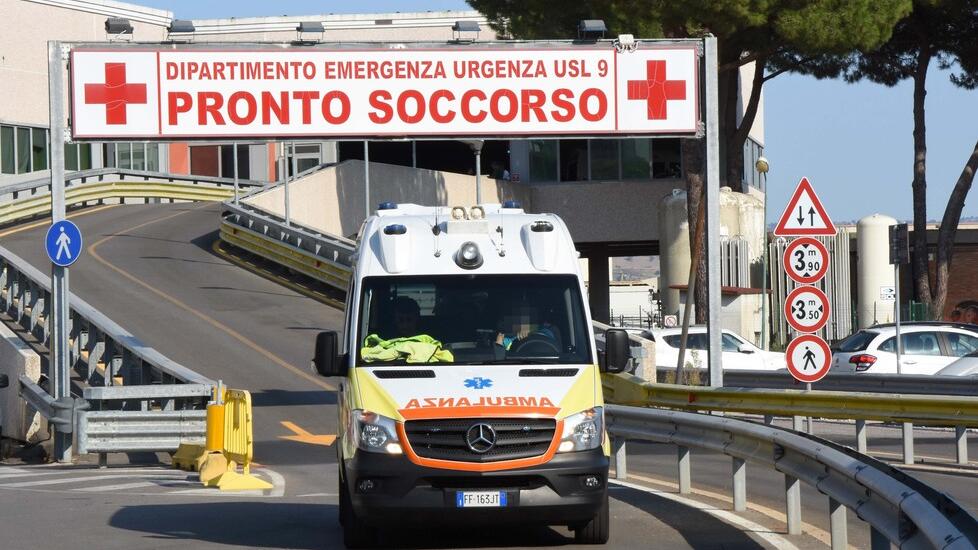 Un'ambulanza al pronto soccorso dell'ospedale di Grosseto (foto Agenzia Bf)