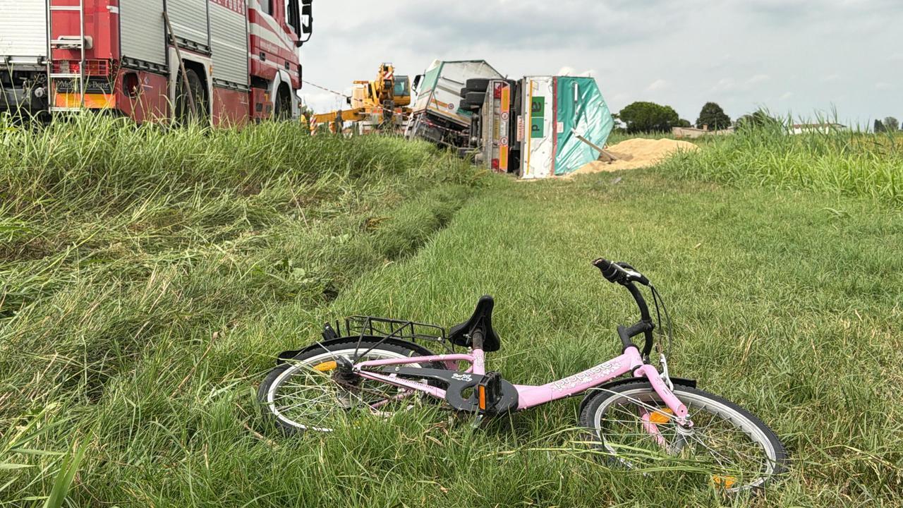 Camion fuori strada a Mezzogoro, trovata una bici da bambina: si scava tra la farina