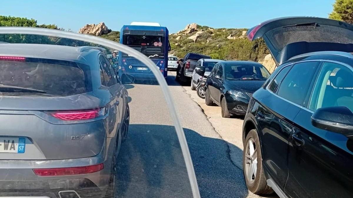 La Maddalena, la strada panoramica fa paura: «Tutti in auto tra ingorghi e pericoli»