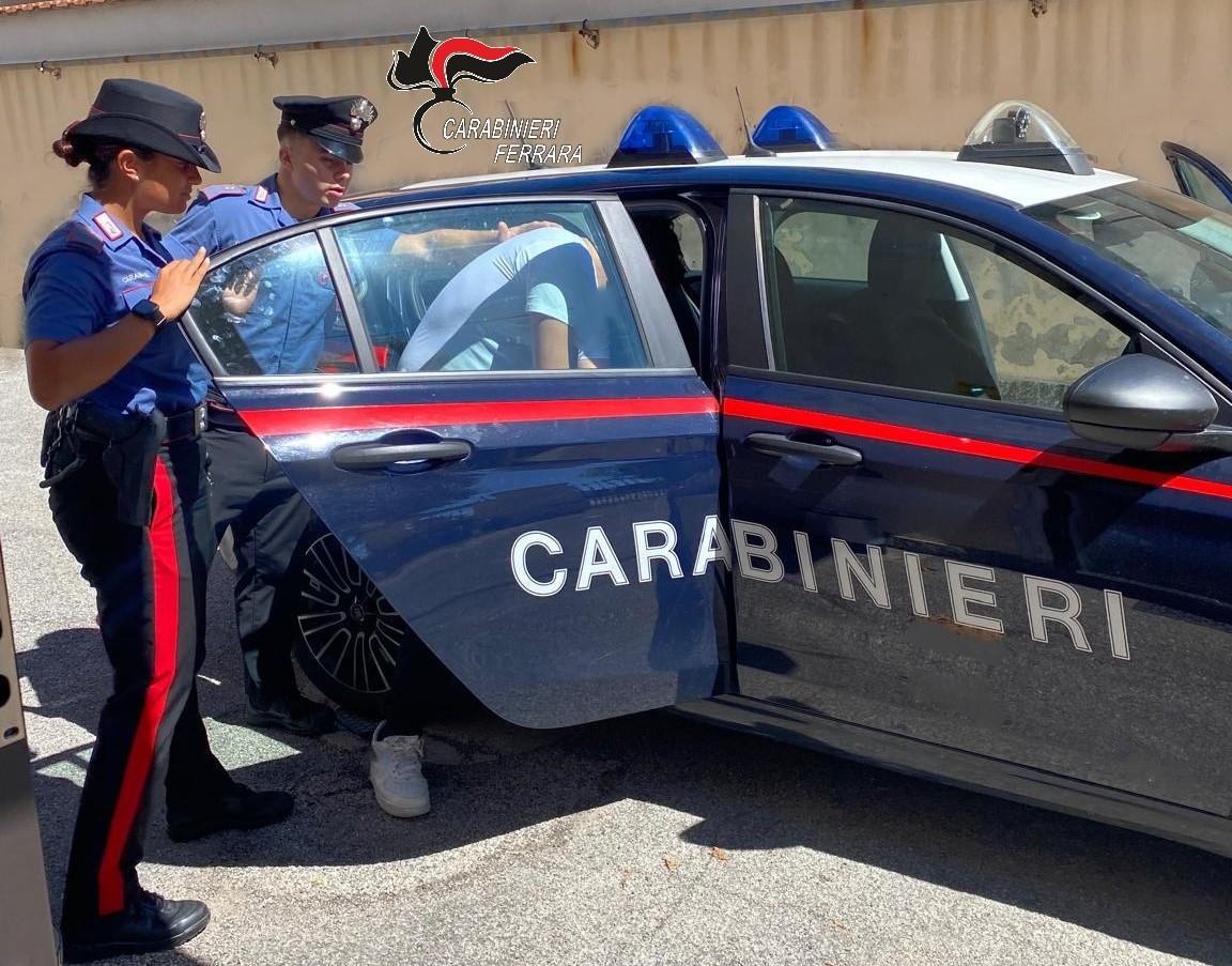 Porto Garibaldi, cocaina e hashish in casa: arrestato un 42enne