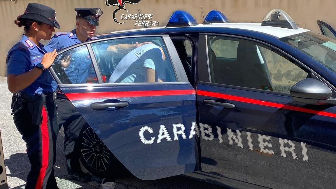 Porto Garibaldi, cocaina e hashish in casa: arrestato un 42enne
