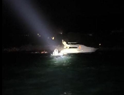 Alghero, yacht di 21 metri sugli scogli: quattro persone salvate nella notte