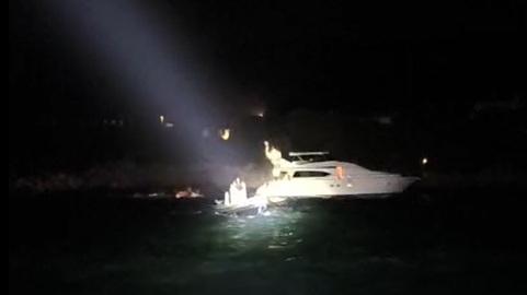 Alghero, yacht di 21 metri sugli scogli: quattro persone salvate nella notte
