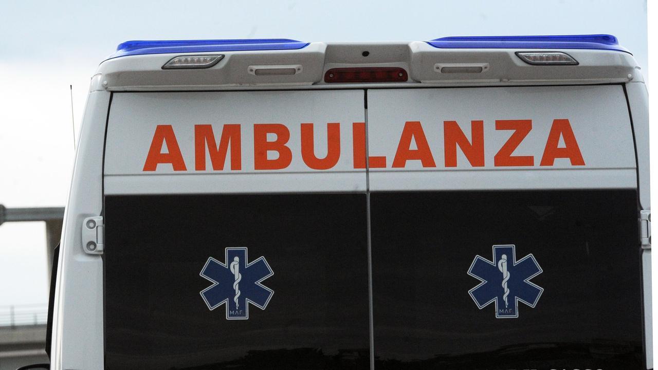 Con la moto contro un’auto: 25enne finisce in coma