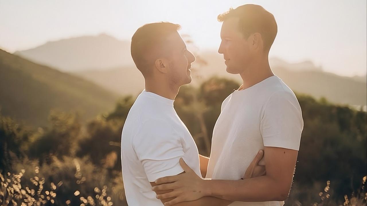 Matrimonio da sogno in Gallura, la storia d’amore tra Blumer e Spano è cominciata così – L’incontro