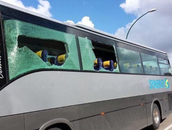 Sassi contro il bus dell’Olbia, tre indagati 