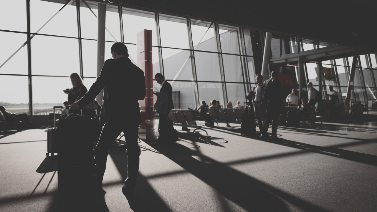 Passeggeri in un aeroporto (foto di repertorio)