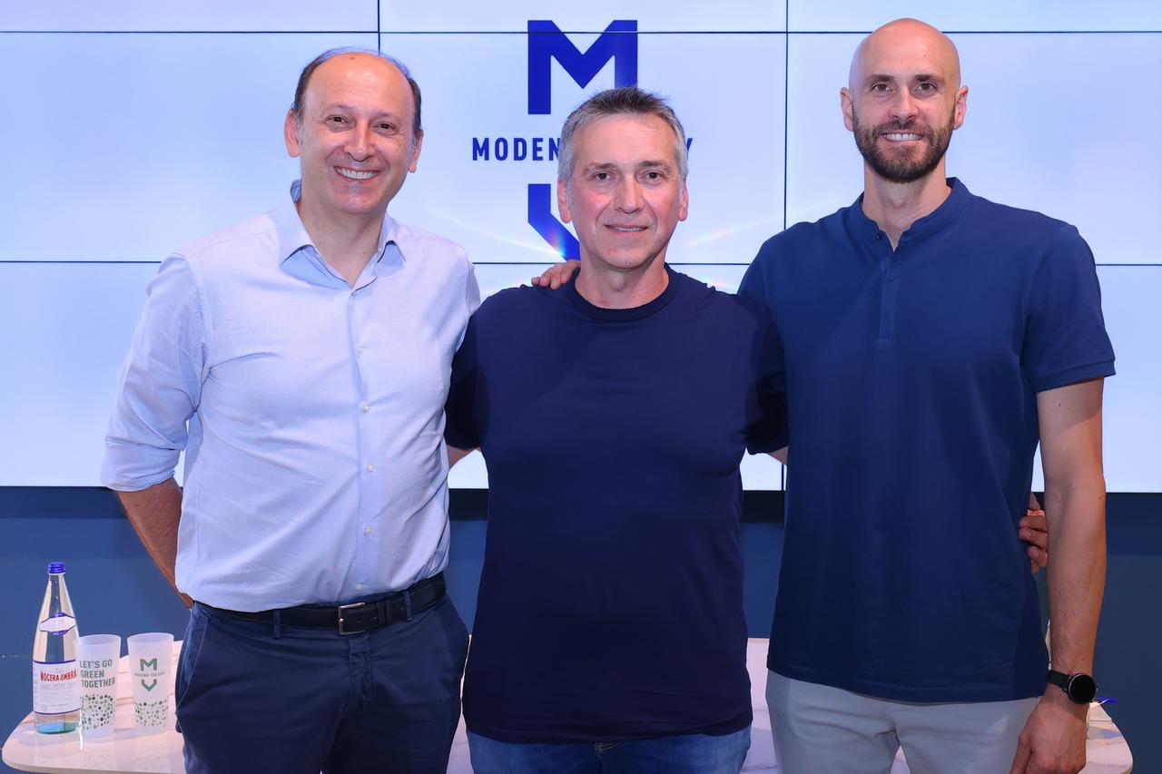 
	Lorenzo Tubertini (al centro) &egrave; il nuovo allenatore di Modena Volley

