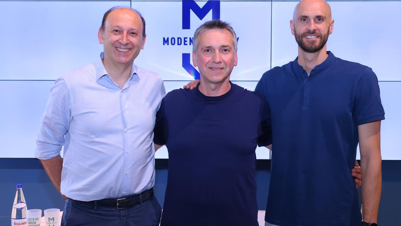 Lorenzo Tubertini (al centro) è il nuovo allenatore di Modena Volley