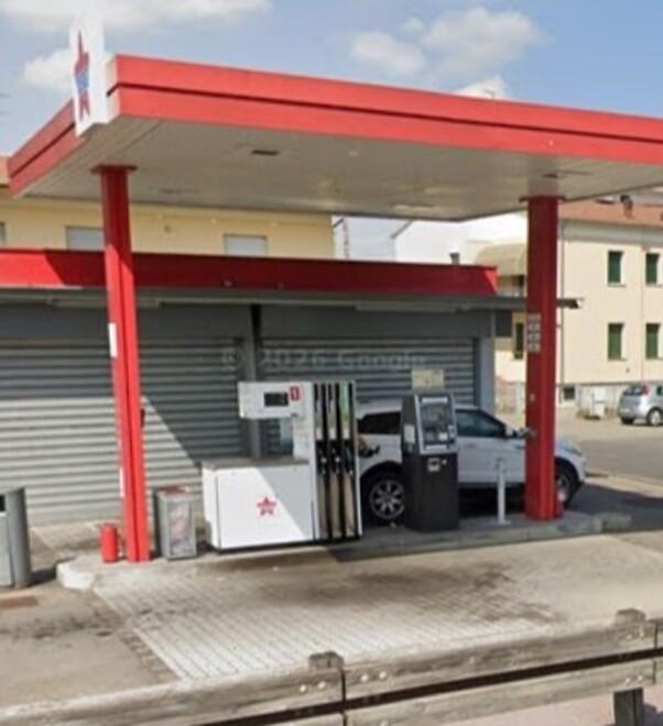 Minacciato mentre fa benzina a Savignano. «Il ladro gli ha puntato il coltello»