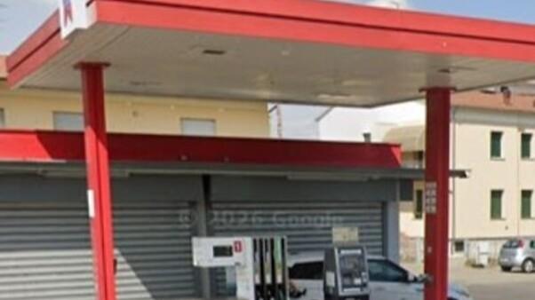 Minacciato mentre fa benzina a Savignano. «Il ladro gli ha puntato il coltello»