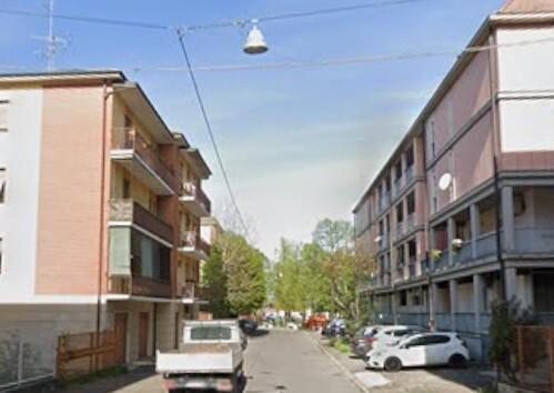 Modena, viene massacrato con calci e pugni perchè rifiuta di dare il telefonino