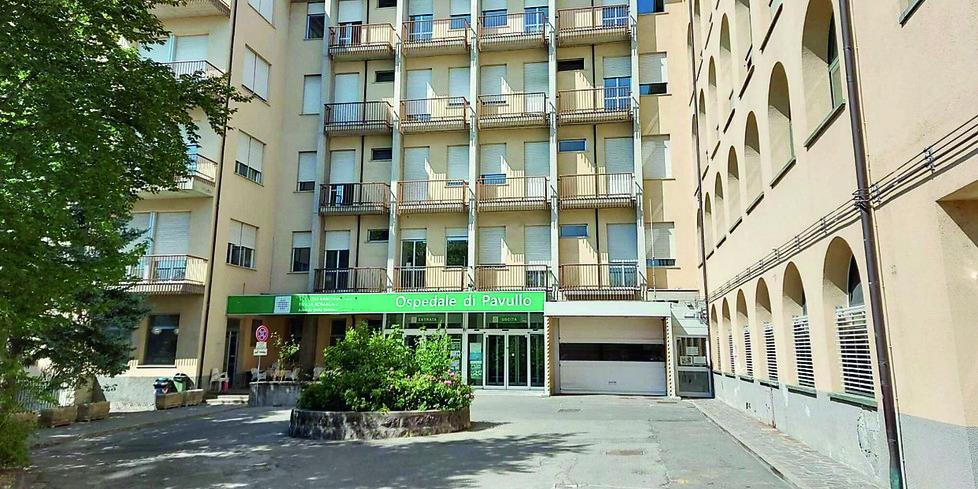 Giovane lo spinge e lui cade a terra durante lite stradale a Pavullo: grave 89enne