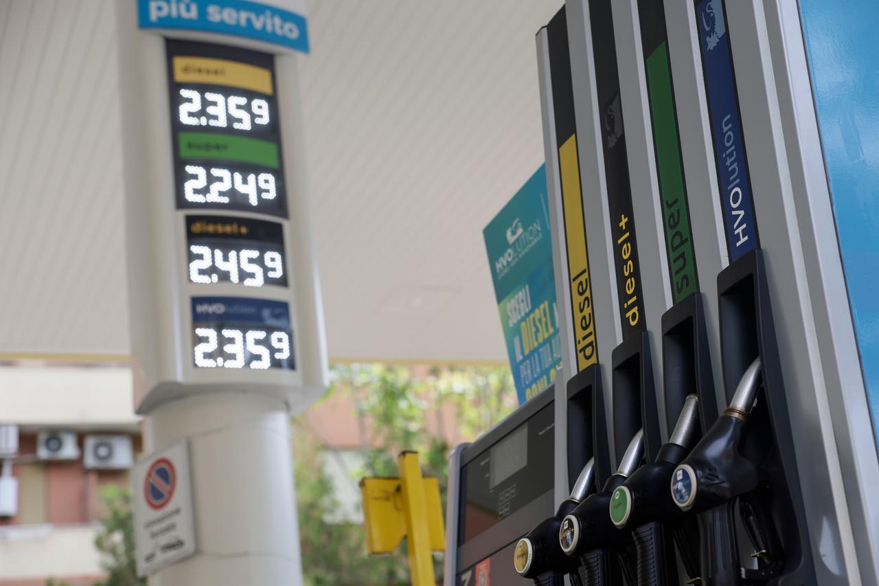 Caro carburante, bonus benzina in busta paga: il governo valuta un aiuto fino a 200 euro