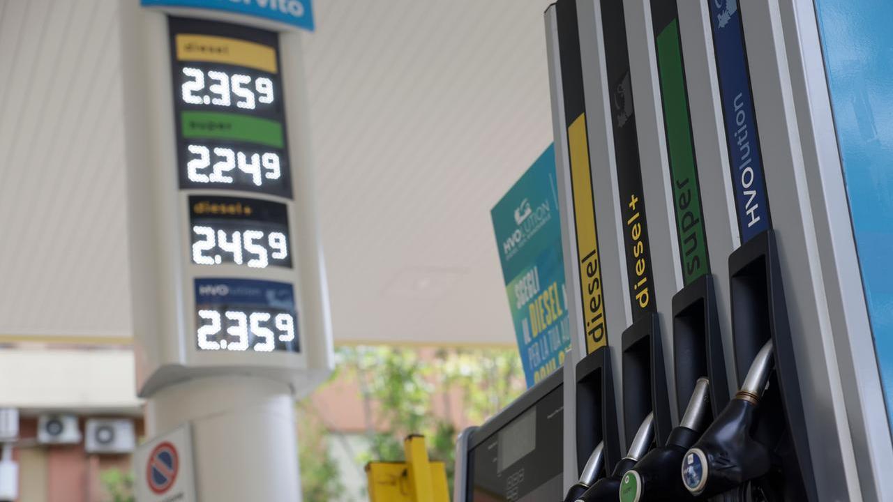 Caro carburante, bonus benzina in busta paga: il governo valuta un aiuto fino a 200 euro