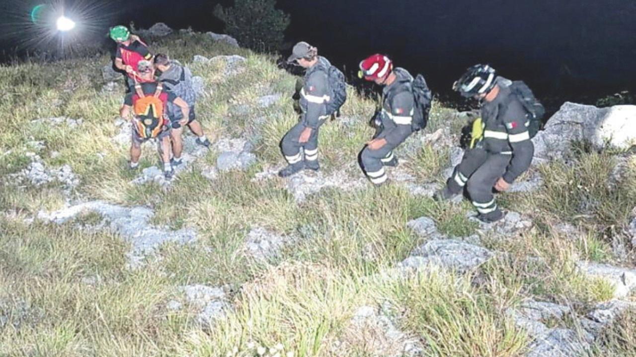 Giovani escursionisti si perdono in montagna in piena notte: salvati due 21enni toscani