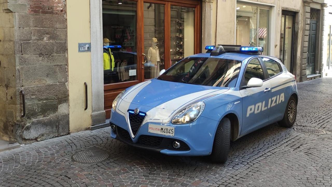 Le volanti della polizia hanno ricercato la ragazza in città (foto archivio)