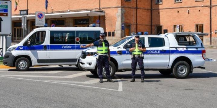 Ferrara, dice agli agenti di essere un minore ma ha 25 anni: denunciato