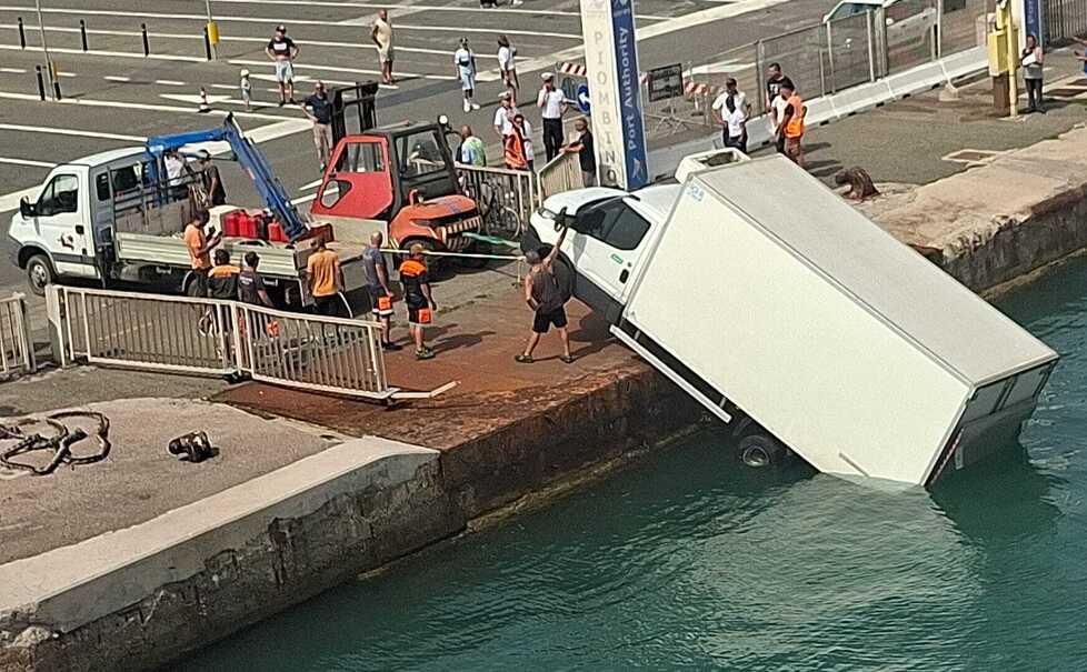 
	Il furgone finito in mare

