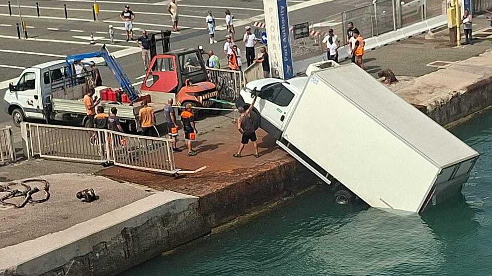 Il furgone finito in mare