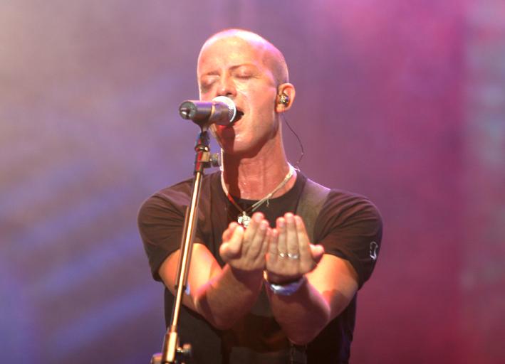 Raf durante il concerto che ha tenuto a Cagliari per il tim tour