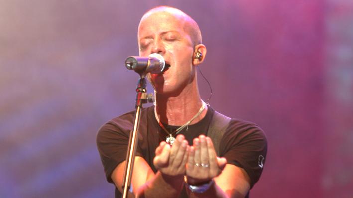 Raf durante il concerto che ha tenuto a Cagliari per il tim tour