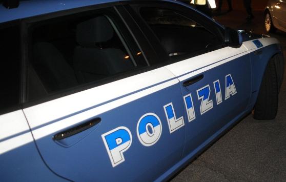 Rapina a Firenze, coppia aggredita davanti a un negozio con lo spray: due arresti
