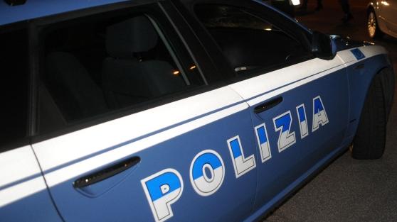 Rapina a Firenze, coppia aggredita davanti a un negozio con lo spray: due arresti