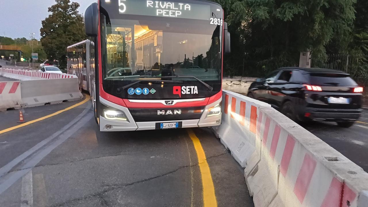Onda verde a una corsia, primo caos: bus di 18 metri resta incastrato nella strettoia