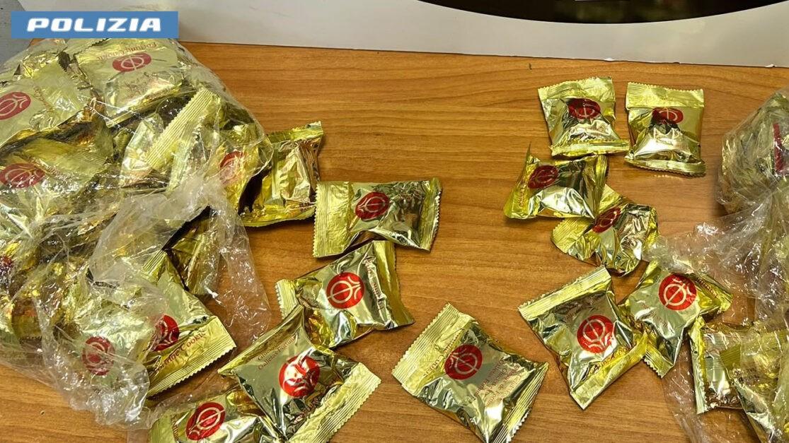 Cocaina nascosta nei biscotti della fortuna, sequestrati cinque chili di droga: l’ingegnoso sistema