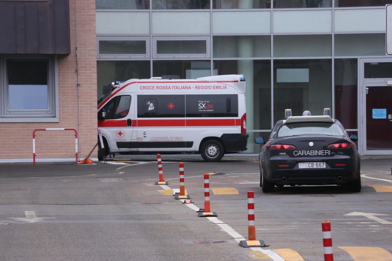 In monopattino lo assalgono alle spalle per strappargli la catena d’oro, ma lui reagisce: 54enne ferito