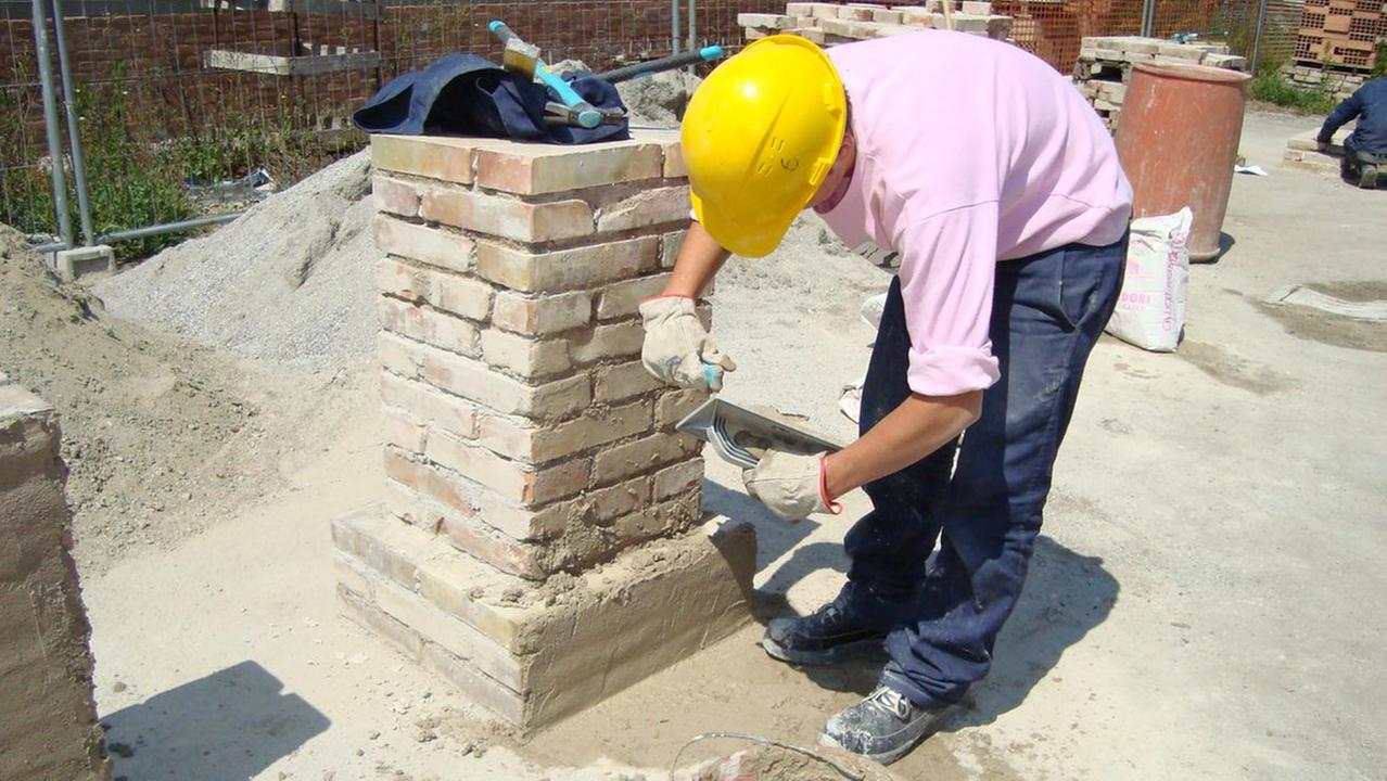 Lavoratori sotto il sole: segnalati 20 cantieri in provincia di Ferrara