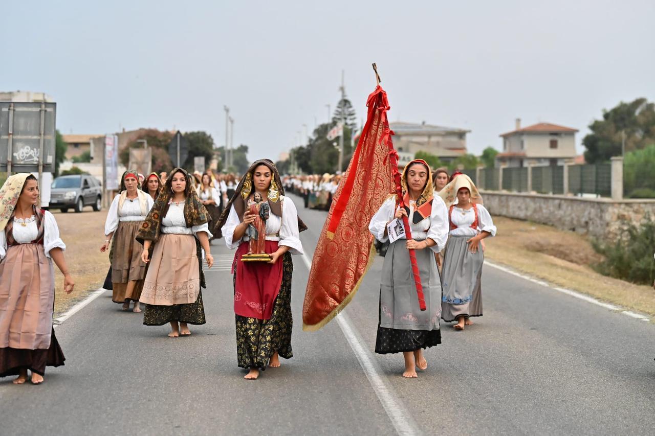 All’alba a piedi nudi verso il villaggio: le donne scalze aprono la festa di San Salvatore a Cabras