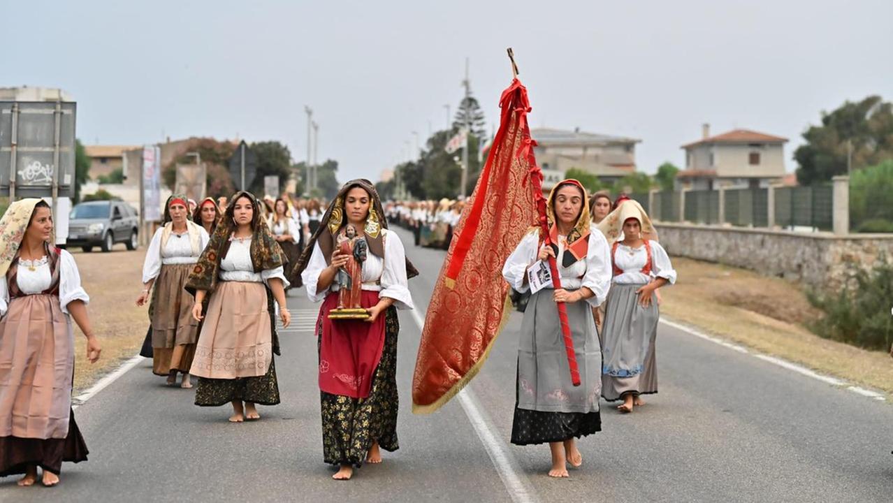 All’alba a piedi nudi verso il villaggio: le donne scalze aprono la festa di San Salvatore a Cabras