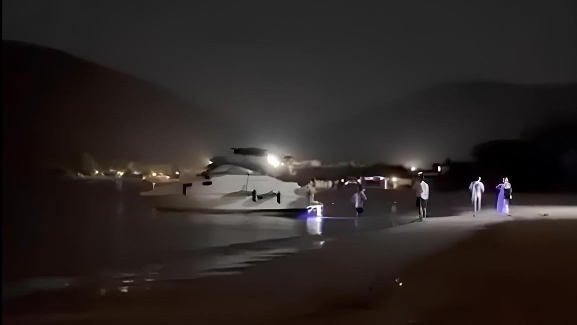 Estate cafona: parcheggiano la barca in spiaggia ad Alghero e vanno al ristorante – VIDEO