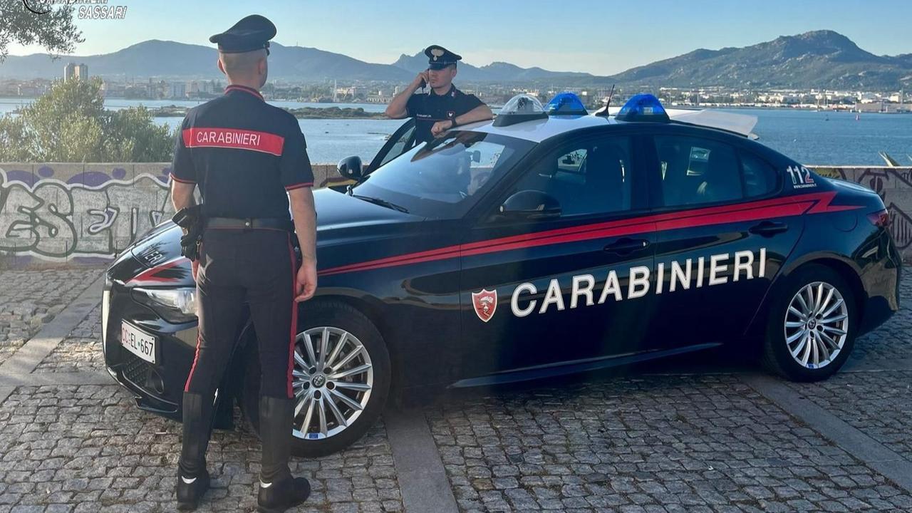 Schiaffi e testate alla madre e alla sorella: arrestato dai carabinieri