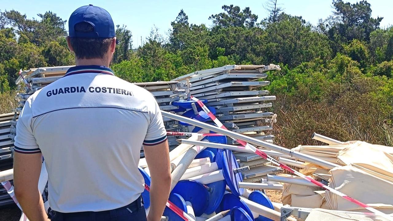 L’Hotel occupa mille metri quadri di spiaggia libera con lettini e ombrelloni: scatta il sequestro
