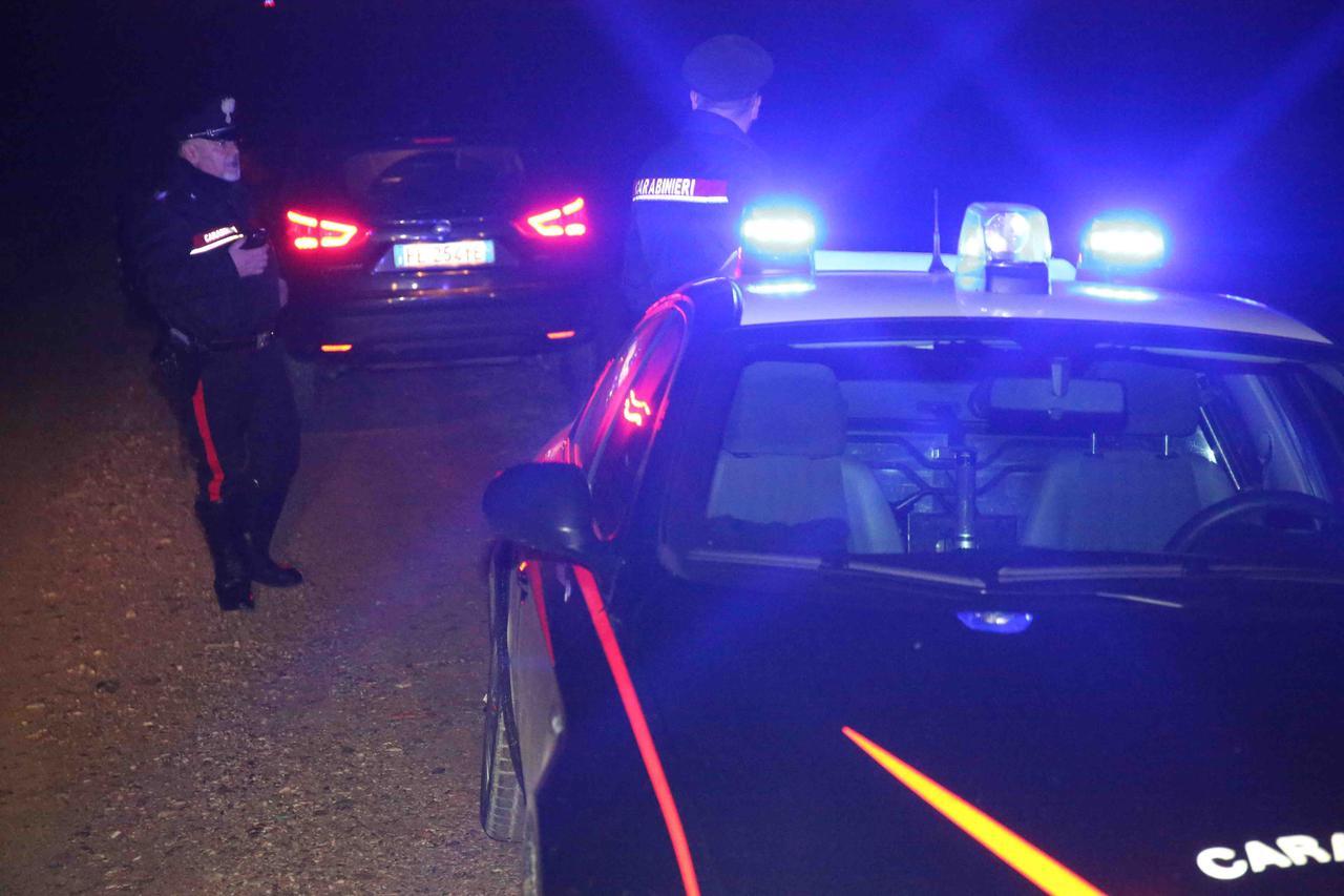 Luzzara, chiude in casa la ex, la minaccia con un coltello e poi la violenta: arrestato 46enne