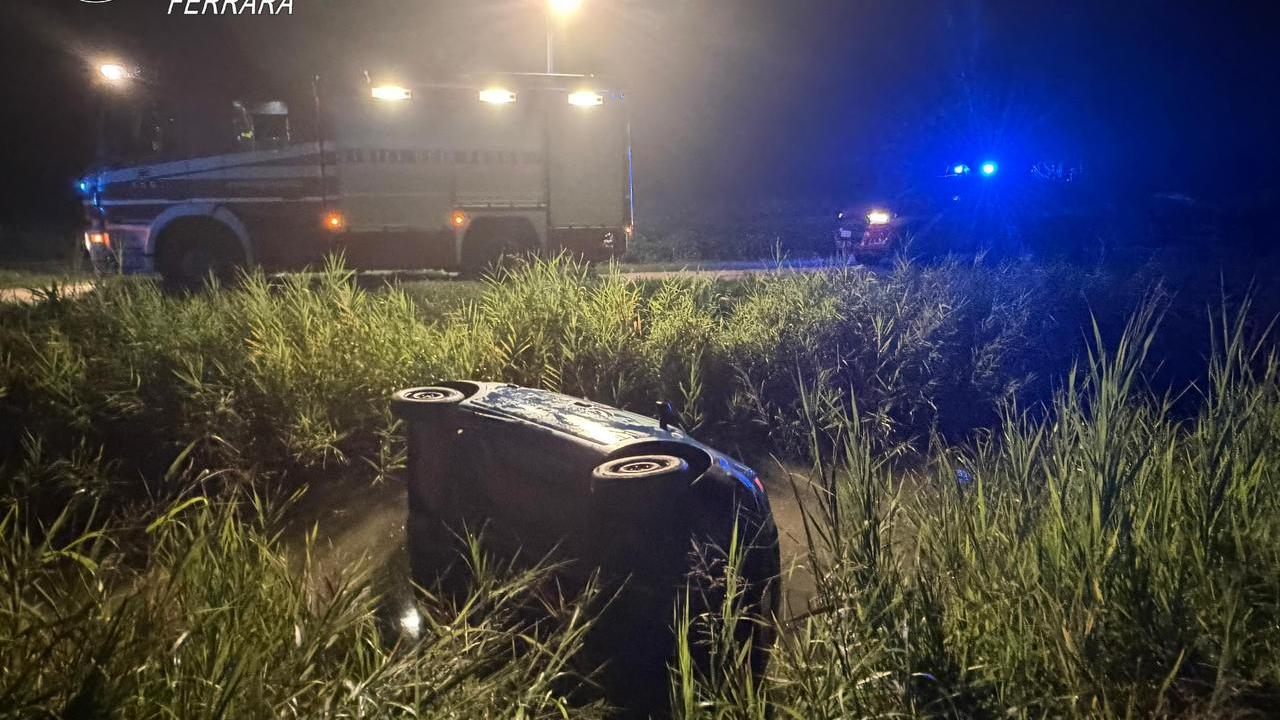 Bosco Mesola, ruba un’auto e finisce in un canale: arrestato 36enne