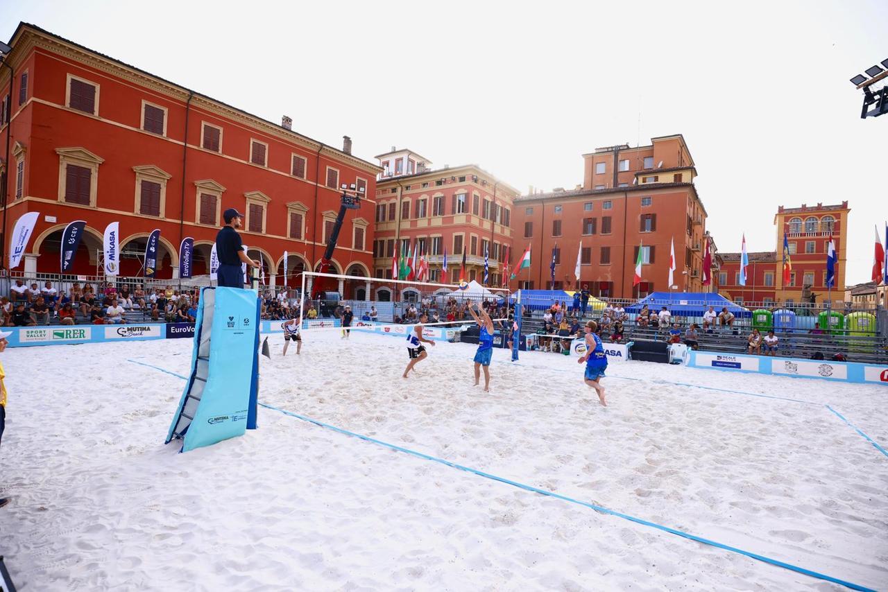
	Uno scambio di gioco in piazza Roma (Foto: Carlo Foschi)

