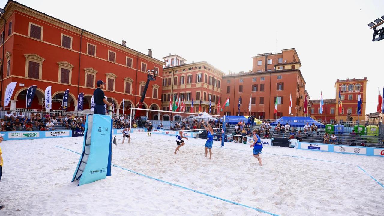Uno scambio di gioco in piazza Roma (Foto: Carlo Foschi)