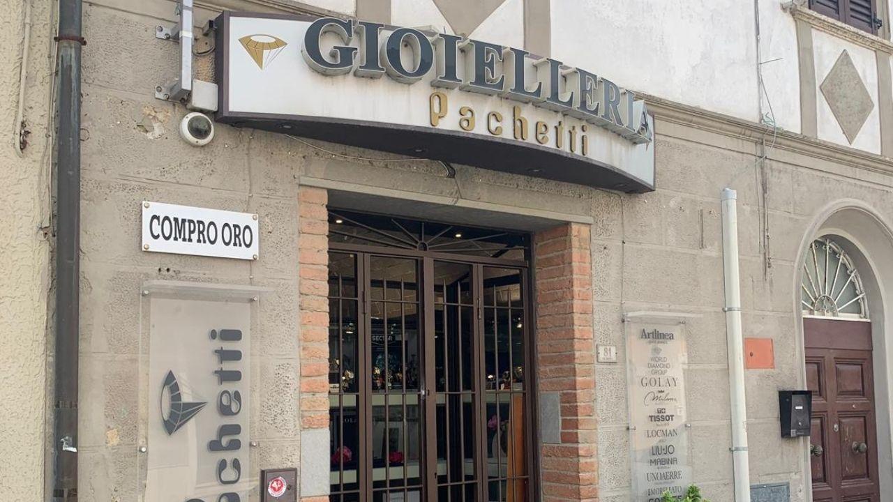 
	L&rsquo;esterno della gioielleria Pachetti in pieno centro a Perignano

